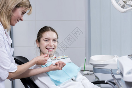 淑女药物快乐的牙医肖像工作室图片