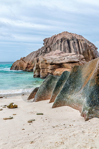 美丽的岩石和西谢切勒斯大海蓝色的放松夏天图片