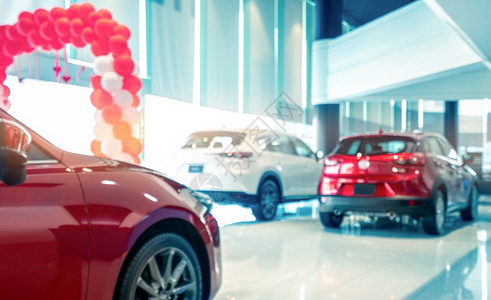 新的发动机为了红色和白豪华SUV车停在现代展厅出售SUV车装有体育设计在展厅的Corona汽车经销商Corona对汽车工业概念的图片