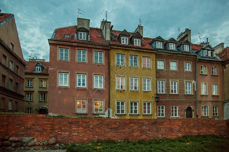 城市游客皇家堡和美丽的街道在傍晚蓝色时段华沙波兰皇家城堡和美丽的街道在傍晚蓝色时段在老城户外图片