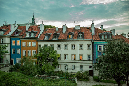 文化建造皇家城堡和美丽的街道在傍晚蓝色时段华沙波兰皇家城堡和美丽的街道在傍晚蓝色时段在老城图片