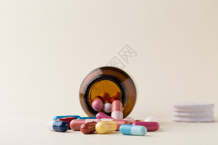 止痛药物来自棕色玻璃和彩胶囊的药瓶瘾图片