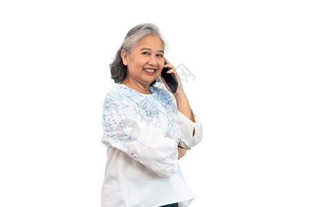 老的中间养金领取者快乐的亚洲老年妇女拥有智能手机在移动电话中使用在线应程序并在孤立的背景易于使用的概念和老年人应用中通过短信发进背景图片