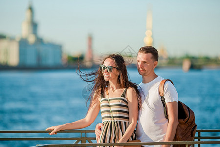 圣彼得堡夏季海滨的美丽家庭圣彼得堡夏季海滨的库尔佩血液女朋友图片