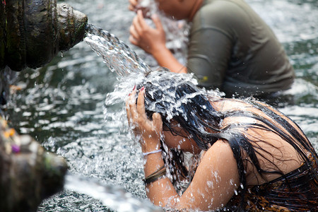 2013年月6日印度尼西亚巴厘岛TirtaEmpul的喷泉圣水中16名身份不明的人在一座庙宇内祈祷和洗澡2013年月6日湿的他们图片