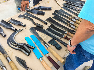 在农业和厨房中金属刀有各种风格在农业和厨房多用是泰国农村手工制作的钢铁采用黑色街道图片