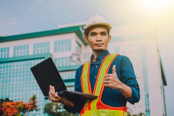 抓住在职的工业使用侧边技术工程师持有计算机工程人员图片