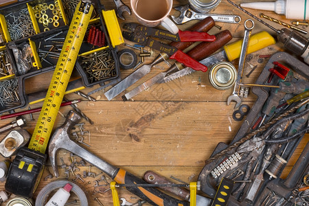 被自己蠢哭带文字罐头措施扳手家居维护装满灰尘老旧工具和带文字空间