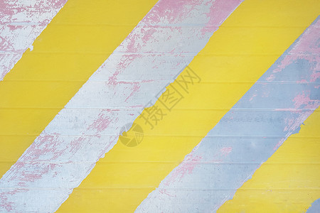 墙纸壁板细节具有剥皮粉色油漆和黄对角条纹理背景的旧金属表面图片