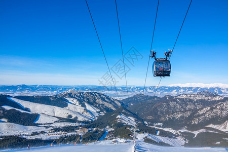 雪山间的缆车图片