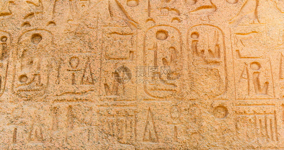 岩石埃及古代卡纳克寺庙墙上的希洛格利佛隔离墙上的埃及希勒格利佛哈特谢普苏纪念碑图片