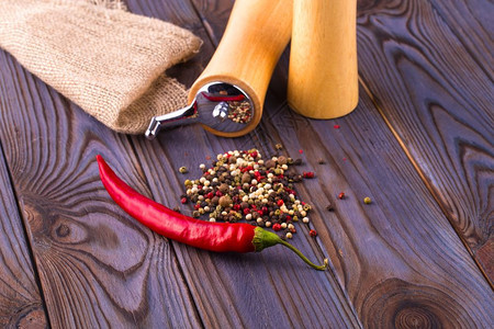红色的香味勺子黑胡椒玉米红辣椒和木本底黑粉图片