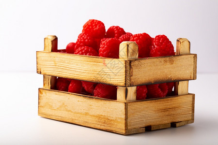 在白色背景的小木盒子里放些草莓在一个小木盒子里放一些草莓所有的芳香季节图片