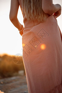 自然身着粉红色裙子在日落背景的荒地上裸露在一片荒野中数字浪漫的图片