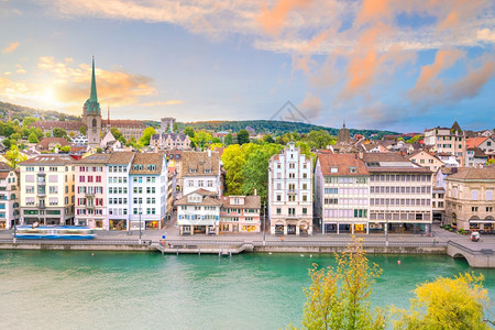 旅行瑞士日落时苏黎世历史城市中心的美丽景色弗劳蒙斯特欧洲图片