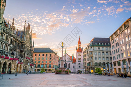旅行德国慕尼黑Marienplatz广场旧市政厅城的正方形图片