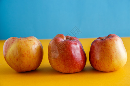 水果农民早餐黄蓝色背景的新鲜苹果背景图片
