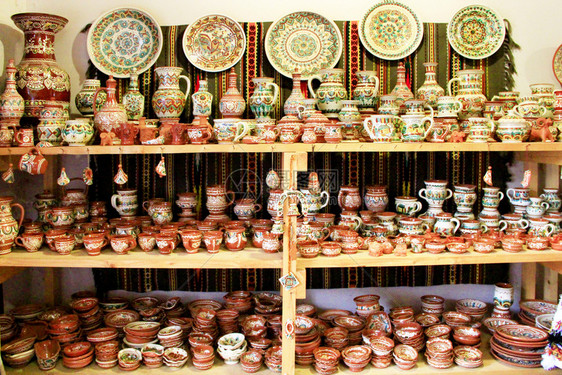 陶瓷店架子上的器艺术工品传统的菜肴黏土图片