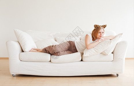 内部的可爱年轻女人有尼科耳朵在沙发上做梦女白种人图片