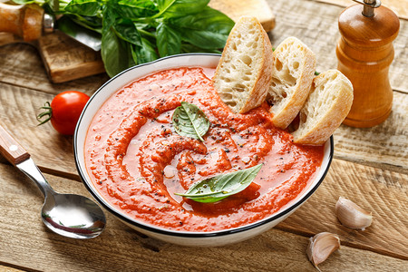 新鲜的番茄浓汤配法棍面包图片