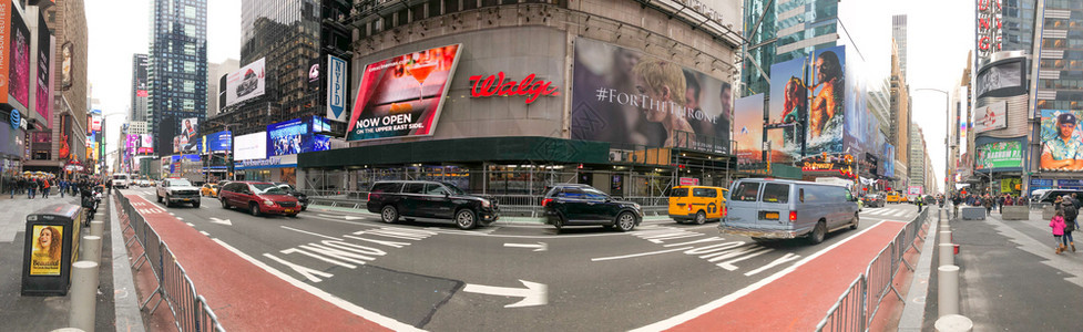 2018年月5日旅游者沿着时报广场走在全市观光的景台城市每年吸引五千万人娱乐百老汇广告牌图片