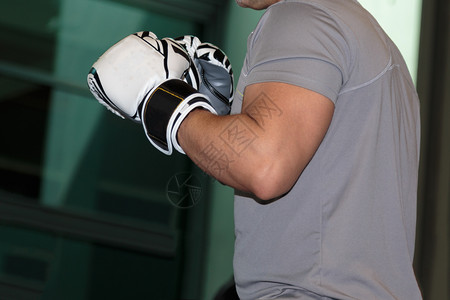 防御室内拳箱带白手套的助听器陪练战斗机图片