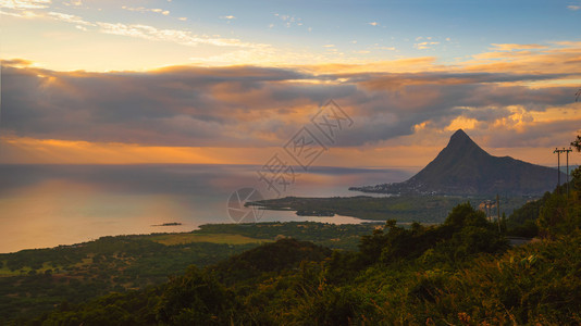 旅行著名的惊人从PitondelaPetiteRiviereNoire日落时毛里求斯全景的最高峰图片