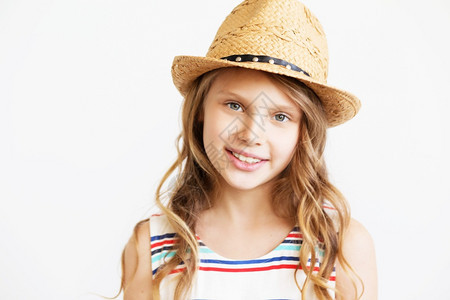 乐趣一个可爱的小女孩近视肖像戴着草帽和白色背景的衣帽一种积极的图片