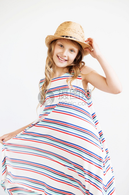 人们穿着草帽的可爱小女孩与白人背景微笑的夏季孩子们裙吸引人的图片