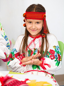 愉快绣花乌克兰民族服装中一名女孩的肖像民间图片