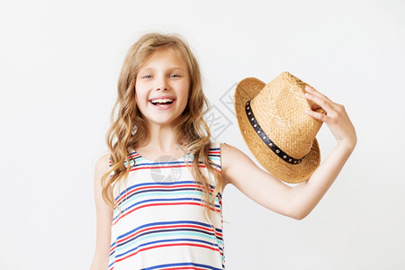 工作室一种女可爱的小孩用草帽顶着白色背景的帽子快乐孩图片