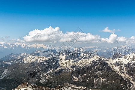 瑞士Zermatt市有云风的麦山脉旅行高的寒冷图片