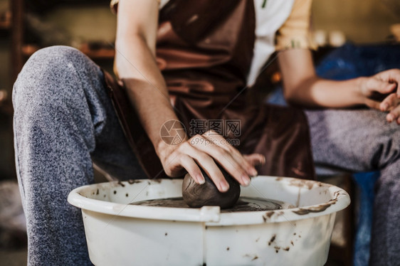 雕塑家工作室在陶器车轮上工作的匠手掌选择焦点工业图片