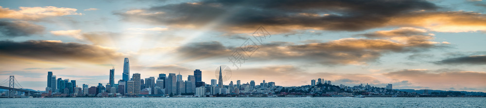 金融黎明海旧山加利福尼亚州日落时下城天际的全景图片