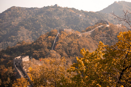 砖亚洲落下秋天的长城在林山中图片