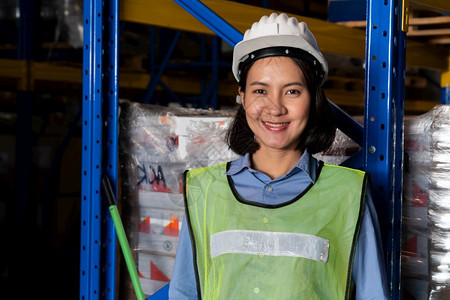 亚洲年轻女仓库工人在中微笑的肖像物流供应链和仓库业务概念亚洲年轻女仓库工人在中微笑的肖像工作人们男图片
