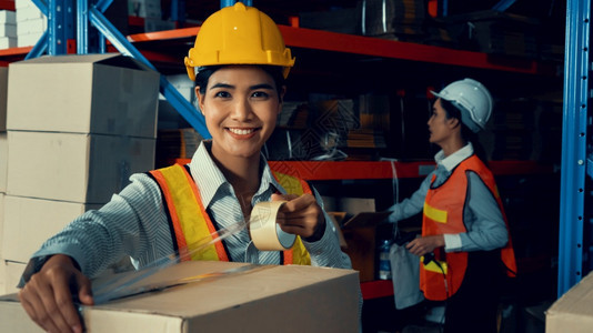 在职的货运亚洲年轻女仓库工人在中微笑的肖像物流供应链和仓库业务概念亚洲年轻女仓库工人在中微笑的肖像劳动图片
