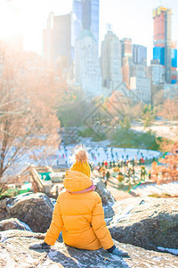 纽约中央公园溜冰场的可爱小女孩背景纽约中央公园溜冰场的可爱小女孩背景美国约克幸福图片