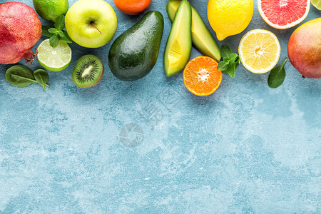 不同选择的多汁有机热带水果超级食品健康膳概念物背景的顶端视图饮食吃牛油果图片