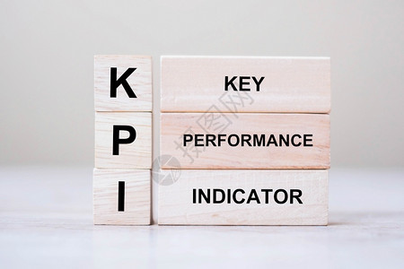 使用KPI键能和表上指标单词的木板立方块管理生长研究图片