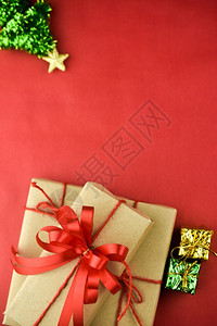 手工圣诞快乐红色背景礼盒新年快乐棕色礼盒圣诞快乐红色背景礼盒新年快乐棕色礼盒目的生日图片