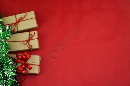 圣诞快乐红色背景礼盒新年快乐棕色礼盒圣诞快乐红色背景礼盒新年快乐棕色礼盒为了复制棕色的图片