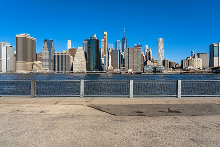 纽约克市景城的河边位于曼哈顿下游建筑和等地带有旅游概念天空办公室际线图片