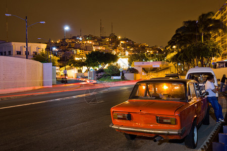 出租车著名的瓜亚基尔旧城镇概况晚上在山丘地区晚上在山丘最有名的瓜亚基尔老城镇概览目的地拉丁背景图片