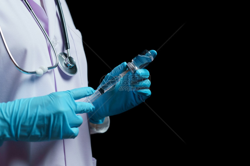 医生手拿针筒注射疫苗特写图片