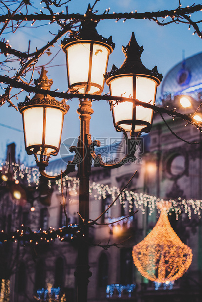 新的塞尔福里奇观光圣诞节和新年在第比利斯街的圣诞和新年有美丽的光照和装饰图片