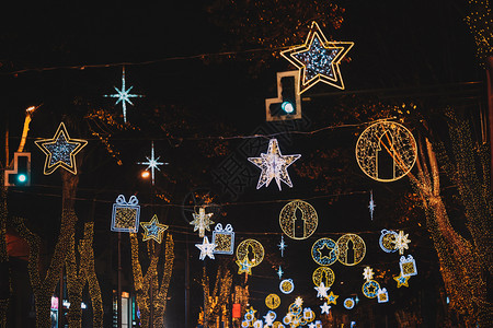 辉光圣诞节和新年在第比利斯街的圣诞和新年有美丽的光照和装饰抽象的伦敦图片
