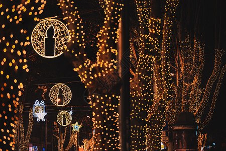购物黑暗的圣诞节和新年在第比利斯街的圣诞和新年有美丽的光照和装饰氖图片