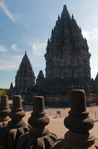 废墟老的相似普兰巴南寺印度尼西亚的兴都庙与柬埔寨的安科尔斯柯佛寺类似图片