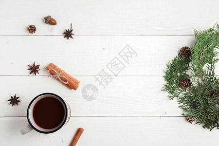 八角可新年背景肉桂火化恒星fir树枝和一杯热巧克力在白木底面星图片